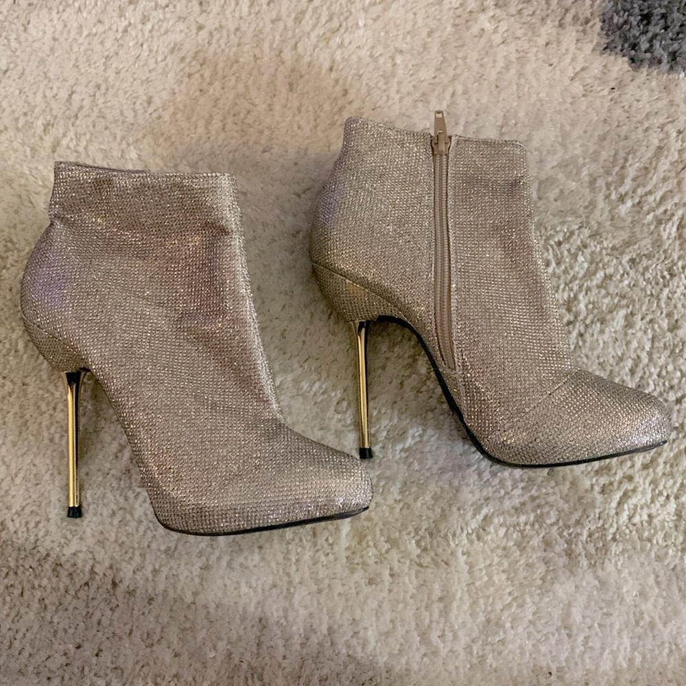 Gold sparkle ANKLE BOOTS from QUPID. Size 6